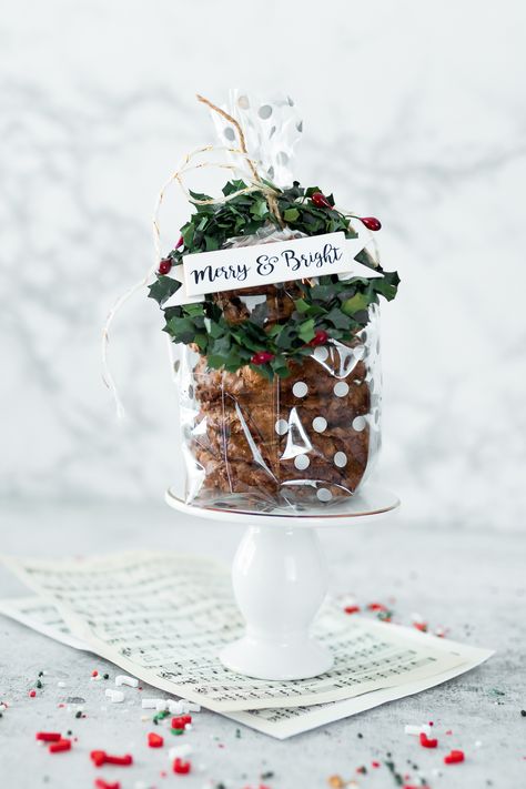 We have lots of cookie packaging ideas for your holiday cookies that don't include a paper plate covered in plastic wrap. Cookies Packaging Ideas, Cookie Packaging Ideas, Cookie Gift Packaging, Holiday Cookie Gift, Diy Christmas Cookies, Christmas Cookies Packaging, Cookies Packaging, Super Cookies, Christmas Cookies Gift