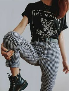 Fall Grunge Outfits, Checkered Pants Outfit, Grunge Fall Outfits, Fall Grunge, Casual Goth, Checkered Pants, Look Rock, Vintage Band Tees, Look Retro