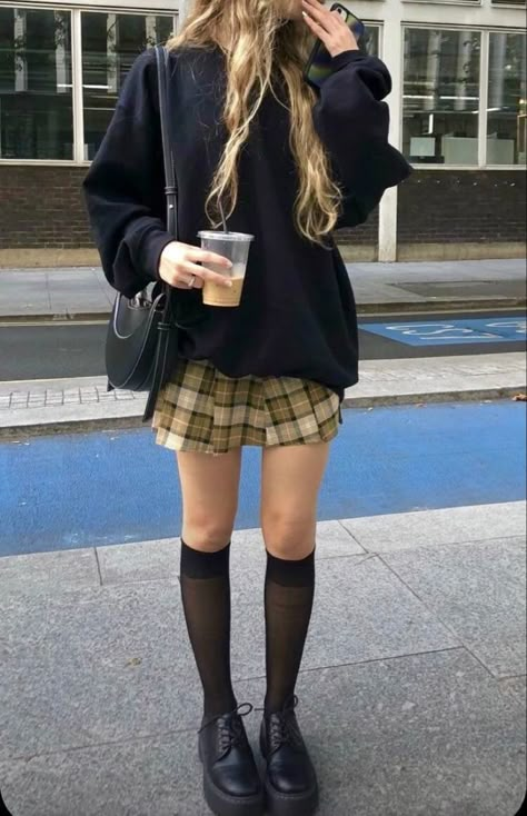 Preppy Edgy Outfits, Checked Skirt Outfit, Fall Skirt Outfits, 6th Form Outfits, Sixth Form Outfits, Fall Skirt, Skirt Outfits Fall, Outfits For School, Estilo Indie