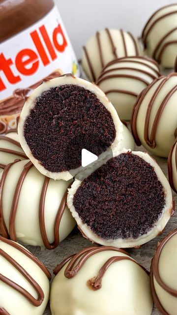 Chocolate Cake Balls, Nutella Truffles, Cake Ball, Chocolate Pops, Chocolate Dishes, White Chocolate Cake, Dessert Bar Wedding, Cookie Cake Recipe, Chocolate Fudge Cake