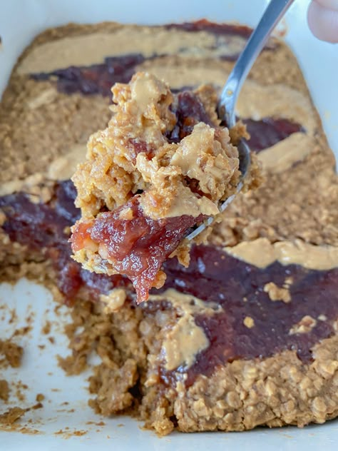 Peanut Butter and Jelly Baked Oatmeal - Peanut Butter and Jilly Oatmeal Casserole, Oatmeal For Breakfast, Healthier Breakfast, Baked Oatmeal Healthy, Healthy Breakfast Meal Prep, Real Food Diet, Thm Breakfast, Protein Baking, Vegan Oatmeal