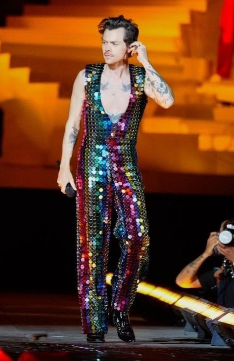 Harry Styles Jeans, Harry Styles Concert Outfit Ideas, Glitter Suit, Hslot Outfits, Harry Styles Outfits, Harry Styles Concert Outfit, Hslot Outfit Ideas, Rainbow Mirror, Harry Outfits