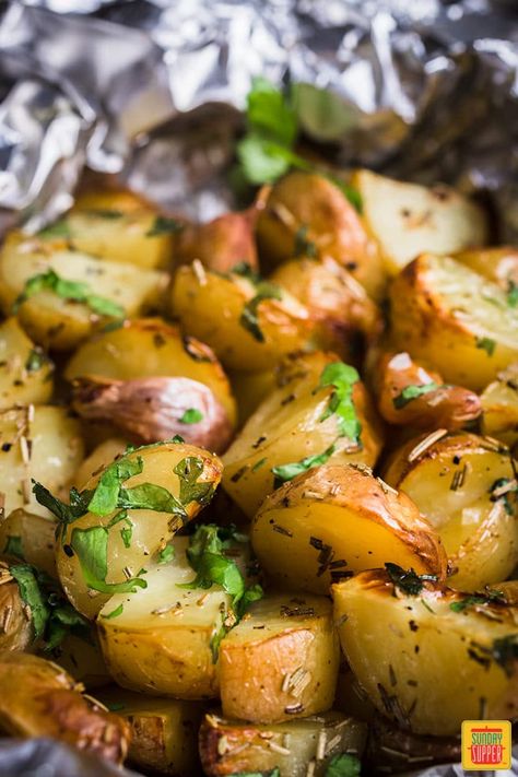 Foil pack potatoes are grilled on the barbecue or roasted in the oven with a buttery herb and garlic dressing. So good, everyone will want the recipe! #SundaySupper #easyrecipe #easydinner #sidedish #potatoes #roastedpotatoes #potatorecipe #foilpacket #foilpackrecipe #grilling Foil Pack Potatoes, Foil Potatoes On Grill, Foil Potatoes, Foil Packet Potatoes, Bbq Potatoes, Garlic Dressing, Potatoes In Oven, Foil Pack Meals, Foil Dinners