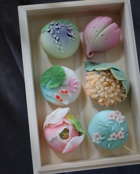 1080x1350_wagashi_nerikiri_japanese_confections_sweets_kashi_designs_azuki_bean_paste_anko_flowers_ae796b46.webp - Google Drive Wagashi Art, Japanese Wagashi, Japanese Sweets Wagashi, Azuki Bean, Japanese Dessert, Kawaii Stuff, Japanese Sweets, Lotus Leaf, Dessert Decoration