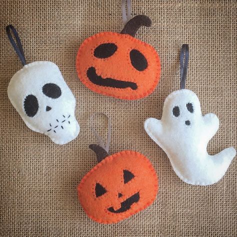 Felt Halloween Decorations, Felt Halloween Ornaments, Halloween Felt Crafts, Ghost Skull, Felt Ornaments Patterns, Christmas Star Decorations, Adornos Halloween, Emily Rose, Christmas Guide