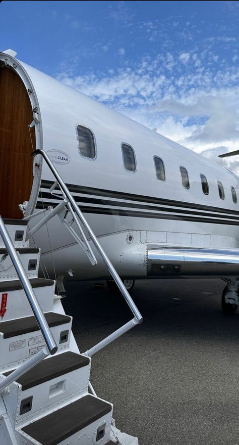 Private Jet Snap, Shopping Aesthetic Luxury, Airplane Private, Private Jet Aesthetic, Airport Dubai, Jets Privés De Luxe, Private Jet Plane, Private Jet Travel, Private Jet Interior