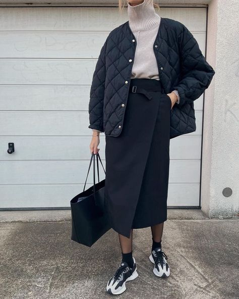 Simple Clothes, Merino Sweater, Different Seasons, Black Midi Skirt, Black Midi, 가을 패션, Autumn Outfit, Fashion Mode, Looks Style