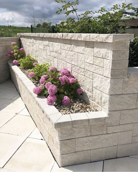 Garden Wall Ideas, Retaining Wall Patio, Brick Wall Gardens, Diy Retaining Wall, Stone Walls Garden, Retaining Wall Design, Backyard Structures, Stone Planter, Garden Retaining Wall