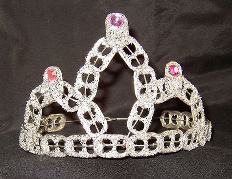 Sparkly Pop Tab Tiara by Cheryl's Art Box, via Flickr Pop Top Crafts, Soda Tab Crafts, Pop Can Tabs, Tab Crafts, Can Tab Crafts, Soda Can Tabs, Trash Party, Pop Tab Crafts, Can Tabs