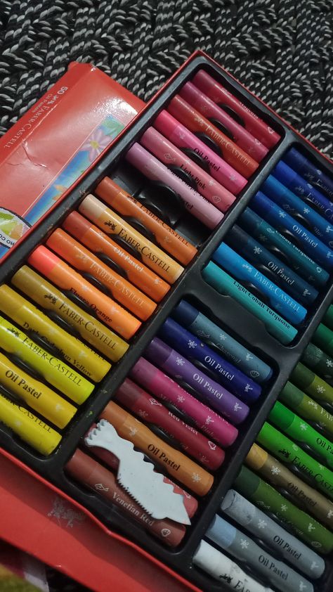 Oil Pastel Supplies, Drawing Materials Art Supplies, Crayons Aesthetic, Crayon Aesthetic, Colours Drawing, Art Supplies List, Art Academia, Sunset Quotes Instagram, Art Studio Room