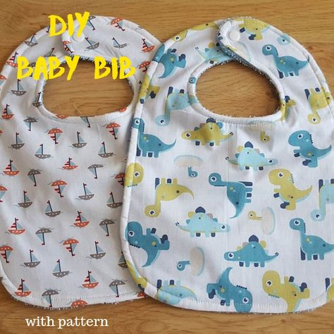 DIY large towel backed baby bib - with pattern Diy Baby Bibs Pattern, Baby Bibs Patterns Free, Diy Bibs, Diy Baby Bibs, Knitting Things, Large Knitting, Baby Bibs Patterns, Knitting Baby, Diy Bebe