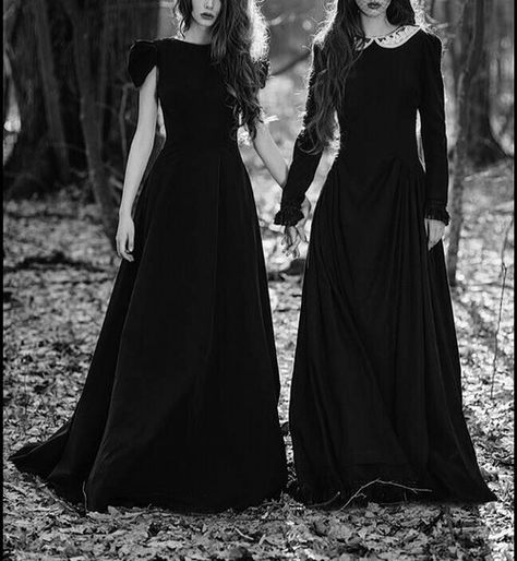 Brujas < witches + witch aesthetic + Eileen Wedding Dress Black, Elvira Mistress Of The Dark, Sisters Photoshoot, Women In Black, Halloween Photoshoot, Halloween Photos, Witch Aesthetic, Witchy Woman, Photoshoot Inspiration