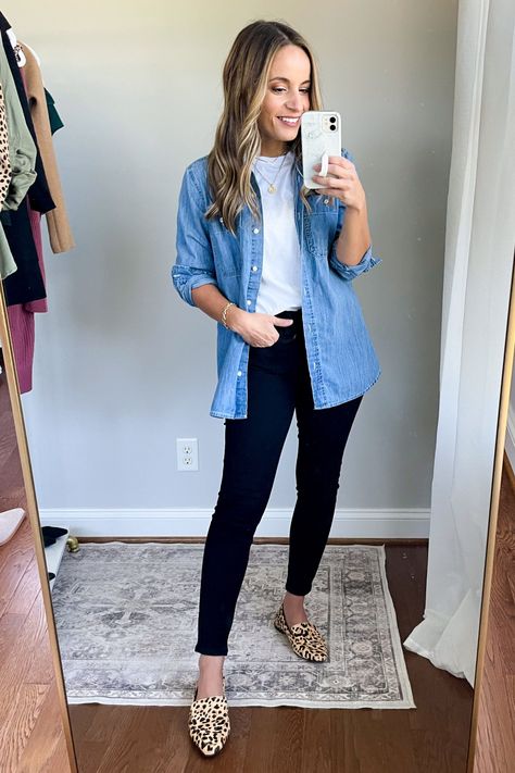 Work Put Outfits, Clothes Business Casual Women, Ladies Casual Work Outfits, Boyfriend Collared Shirt Outfit, Cold Rainy Day Outfit Work Casual, Casual Work Wear Jeans, Confortable Outfit Work, Bisuness Casual Outfits, Women’s Business Casual With Sneakers