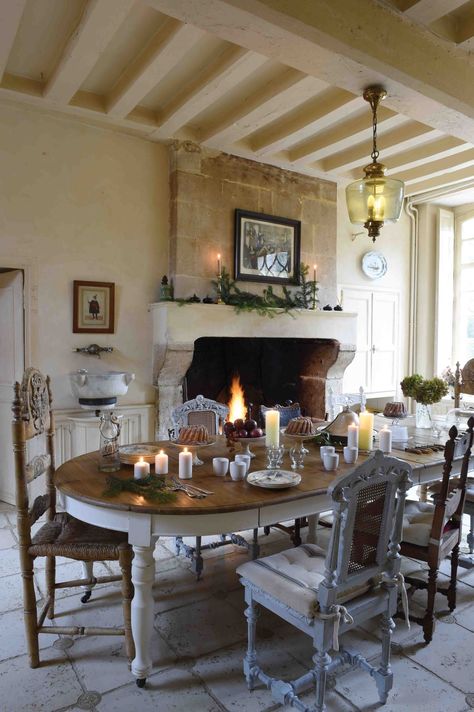 Une déco de Noël classique chic ! - Maisons de Campagne Painted Table, Table Style, Wabi Sabi, Table And Chairs, Christmas Time, Dream House, Cottage