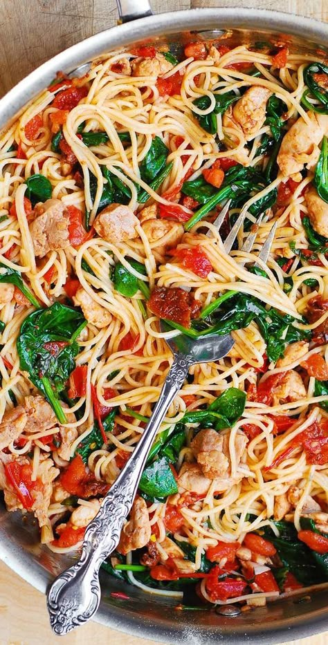 Tomato Spinach Chicken Pasta, Spinach Chicken Pasta, Summer Pasta Recipes, Chicken Spinach Pasta, Pasta Fresh, Garlic And Olive Oil, Resep Pasta, Spinach Chicken, Tomato Spinach