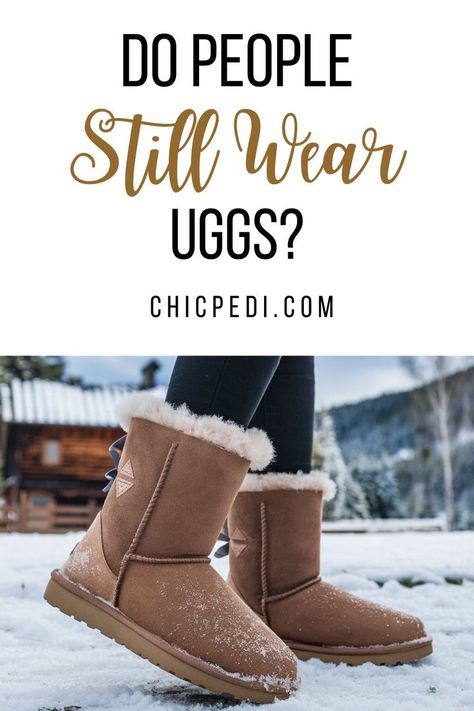 Do People Still Wear UGGS? Popular Ugg Slippers, Uggs Outfit 2024 2025, Tall Brown Ugg Boots Outfit, What To Wear With Uggs Boots, Uggs With Tights, Classic Ugg Boots Outfit, Ugh Boots Outfit Winter, Ugg Short Boots Outfit, Brown Ugg Boots Outfit