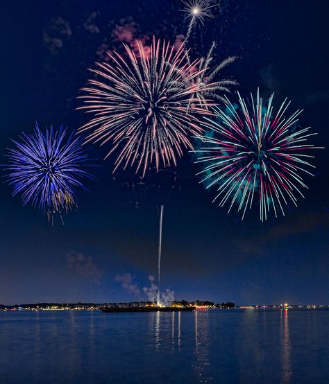 Fireworks at the Eastern Yacht Club in Baltimore MD. Fireworks In The Sky, Fireworks Photography, Apple Logo Wallpaper Iphone, Night Sky Wallpaper, Apple Logo Wallpaper, Lake Landscape, Gandalf, Night Scene, Baltimore Md