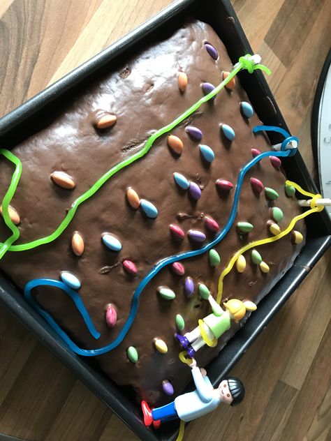 Ein Marmorkuchen zum Thema Kletter-Geburtstag für Zoes 8. Geburtstag Rock Climbing Cake, Rock Climbing Party, Kids Obstacle Course, Dancing Party, Kids Party, Happy Birthday, Cake, Birthday