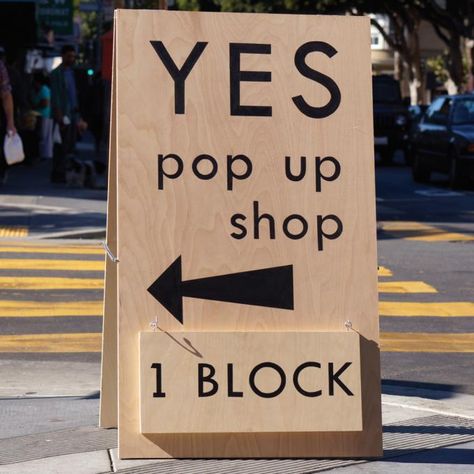 Popup Store Design, Pop Up Shop Display Ideas, Scarves Display, Pop Up Business, Pop Up Shop Display, Pop Up Gallery, Pop Up Boutique, Foodtrucks Ideas, Pop Up Stand