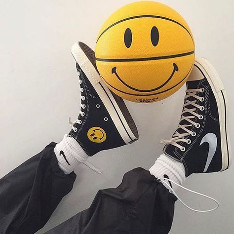 Vanessarico0 Catty Noir, Aesthetic Outfits Men, Hype Shoes, Sneakers Addict, Chuck Taylor Sneakers, Smiley Face, Custom Shoes, Sneaker Shopping, Converse High Top Sneaker