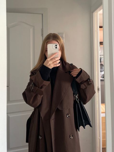 Brown Trench Coat Outfit Winter, Trench Coat Brown Outfit, Brown Trench Outfit, Autumn Outfits Trench Coat, Brown Coat Aesthetic, Dark Brown Trench Coat Outfit, Trench Coat Outfit Hijab, Long Brown Coat Outfit, Dark Brown Coat Outfit