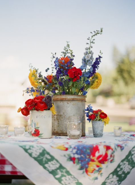 vintage tins as containers Colorful Centerpieces, Flowers And Candles, Picnic Theme, Sweet Pea Flowers, Picnic Decorations, Vintage Picnic, Boda Mexicana, Picnic Wedding, Invitations Diy