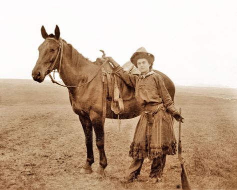 Cowboy Wear, Picture Story Prompts, Saddle Tramp, Old West Photos, Cowgirl Photo, Weird West, Cowboy Action Shooting, Cowboy Pictures, Horse Photo