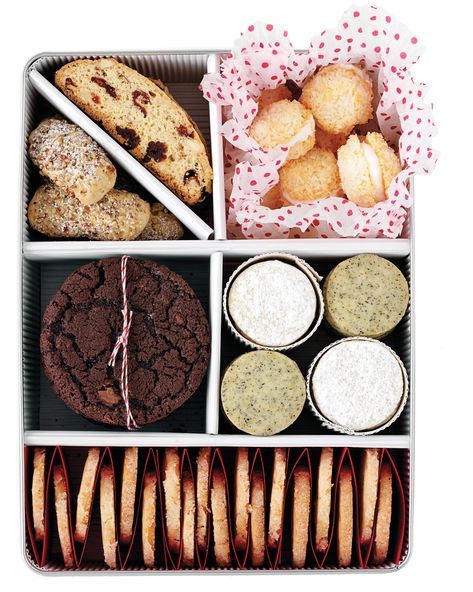 Find ideas for storing and packaging cookies from Martha Stewart. Christmas Cookie Tins Packaging, Christmas Treat Packaging, Cookie Boxes Packaging Diy, Cookie Tins For Christmas, Cookie Tin Packaging, Sophisticated Desserts, Cookie Boxes Packaging, Christmas Cookie Tins, Christmas Cookies Packaging