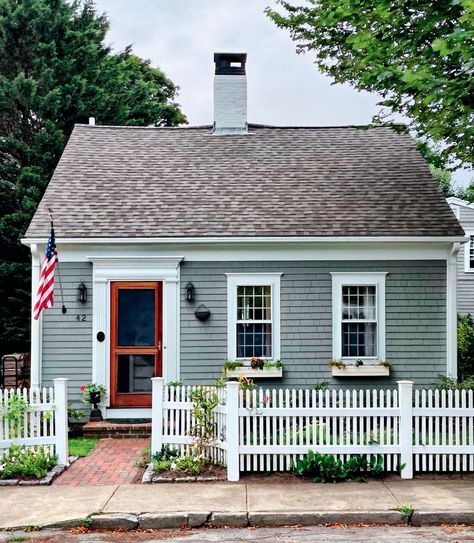 Cape House Exterior, Half Cape, Cape Cod House Exterior, New England Style Homes, New England Cottage, Cape Cod House Plans, Double House, Cape Cod Cottage, Cape Cod Style House