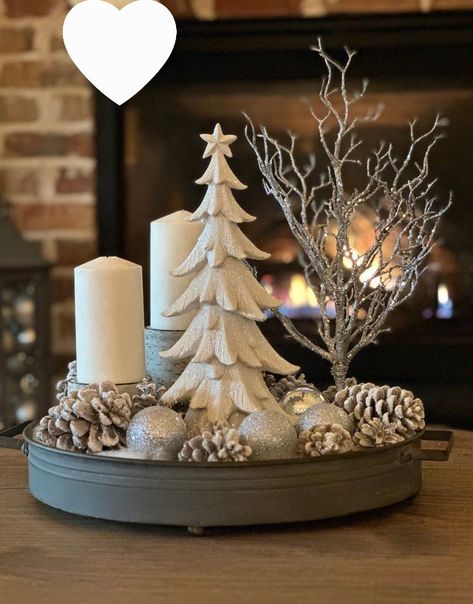 Christmas Decor Ideas White And Green, Christmas Foyer Table Decor, Christmas Coffee Table Decor Trays, Christmas Tray Decor Ideas, Metallic Table, Xmas Centerpieces, Christmas Coffee Table Decor, Christmas Decorations Centerpiece, Tray Decor Christmas