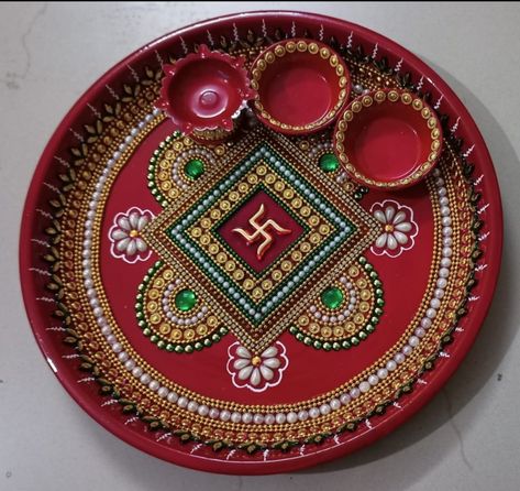 Aarthi Thali Decoration, Diwali Pooja Thali Decoration, Lippan Art Pooja Thali, Diya Plate Decoration Ideas, Ganpati Thali Decoration Ideas, Pooja Plate Decoration, Aarti Thali Decoration Ideas For Wedding, Aarti Thali Decoration Ideas For Ganpati, Diwali Thali Decoration