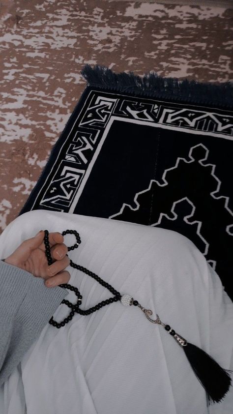 Namaz Sajda Pics, Islamic Pictures Boy, La Mecca, Muslimah Photography, Most Paused Movie Scenes, Islamic Wallpaper Iphone, Muslim Images, Qur'an Photography, Engagement Mehndi Designs