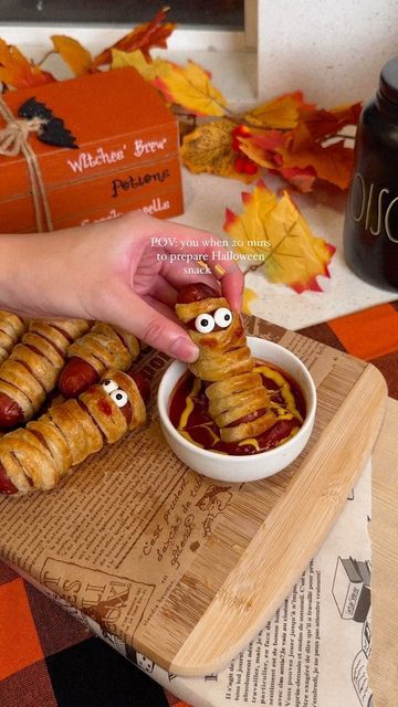 Halloween Hotdogs, Spooky Spider Web, Kawaii Kitchen, Sausage Wrap, Mummy Dogs, Party Food Bar, Hot Dogs Recipes, Kids' Party Food, Candy Eyeballs