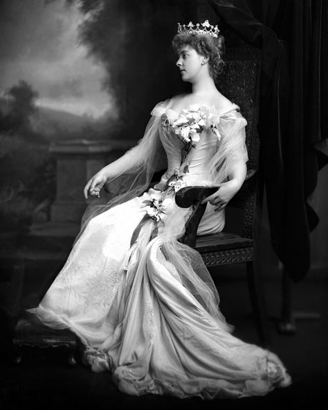 Daisy, Princess of Pless (née Mary Theresa Olivia Cornwallis-West,1873-1943) Consuelo Vanderbilt, Princess Daisy, Court Dresses, Vintage Wedding Photos, Beautiful Beach Wedding, Gibson Girl, Gilded Age, Vintage Bride, Vintage Bridal