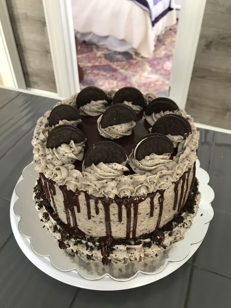 Oreo Cake Designs, Bday Cake Ideas, Pasteles Aesthetic, Birthday Cake Oreo, Oreo Birthday Cake, Birthday Cake Decorating Ideas, Cake Decorating Ideas, Creative Birthday Cakes, Simple Birthday