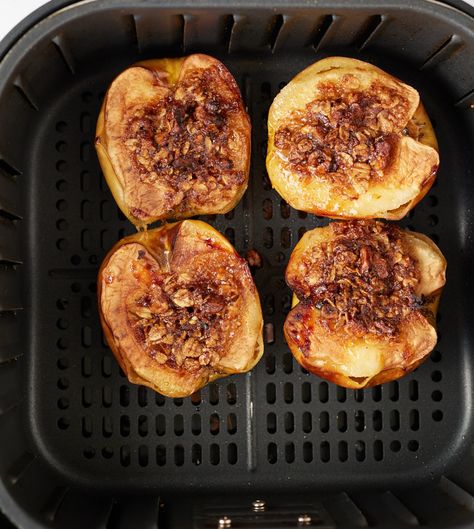 The baked apples in the air fryer basket. Air Fryer Apples, Apple Sweets, Baked Apple Recipes, Craving Sweets, Curry Recipes Easy, Roasted Apples, Air Fryer Oven Recipes, Airfryer Recipes, Air Fry Recipes