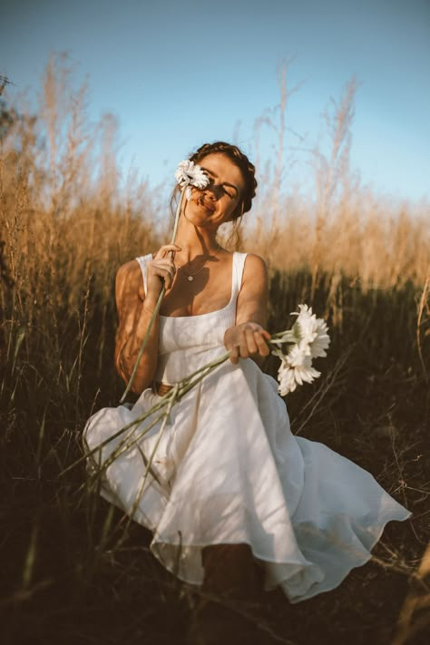 Water Flower Photoshoot, Senior Photoshoot Poses, Spring Photoshoot, Flower Photoshoot, Nature Photoshoot, Perfect Selfie, Pose Fotografi, Shotting Photo, Insta Ideas