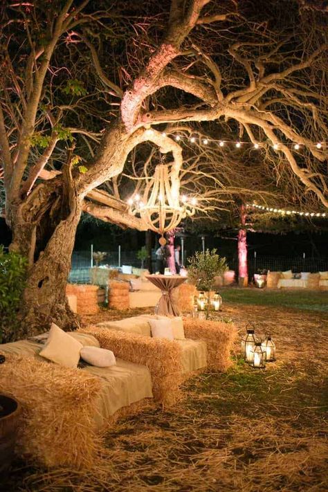 18 Ways to Use Straw Bales for a Shabby Chic Wedding/Garden Party 4 - Patio & Outdoor Furniture - 1001 Gardens Country Wedding Groomsmen, Patio Lights String Ideas, Country Wedding Colors, Country Wedding Bridesmaids, Patio Lights String, Country Wedding Pictures, Country Wedding Reception, Outdoor Tent Wedding, Wedding Must Haves