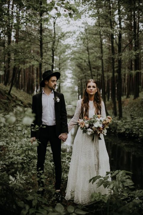 This K. K. fon Stricka villa wedding has the most perfect eclectic decor full of plants. All of the details were captured by Linda Lauva Photography. Prenup Theme, Colorado Pictures, Villa Wedding, Moody Wedding, K K, Wedding Photography Poses, Woodland Wedding, Forest Wedding, Wedding Shots