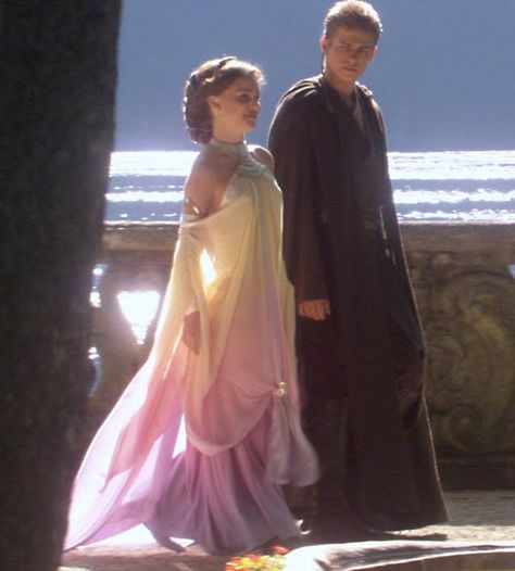 Padme's dress here may possibly be the only good thing from the second movie.  Well, that and I'd vacation there in a heartbeat. Loved this dress. Padme Costume, Queen Amidala, Star Wars Padme, Anakin And Padme, Dark Vador, Star Wars Wedding, Padme Amidala, Star Wars Costumes, Star Wars Movie