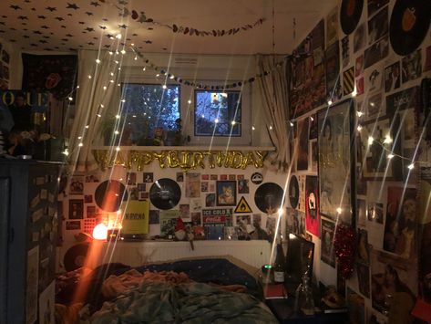 Grunge Bedrooms, Room Aesthetic Grunge, Witchcore Bedroom, Polaroid Room, Messy Room Aesthetic, Punk Bedroom, Grunge Room Ideas, Space Punk, Emo Room