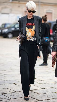 Rock And Roll Business Style, Winter Outfits Rocker Chic, Rock T Shirts Outfit, Band Tee Street Style, Punk Chic Fashion Classy, Kate Lanphear 2022, Rocker Work Outfits Women, Punk Fashion Over 40, Kate Lanphear Style