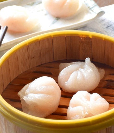 How to make the best Har Gow (蝦餃) - Shrimp dumpling recipe Crystal Shrimp, Har Gow, Asian Dumplings, Sushi Recipes Homemade, Chinese Dim Sum, Dim Sum Recipes, Shrimp Dumplings, Yum Cha, Best Chinese Food