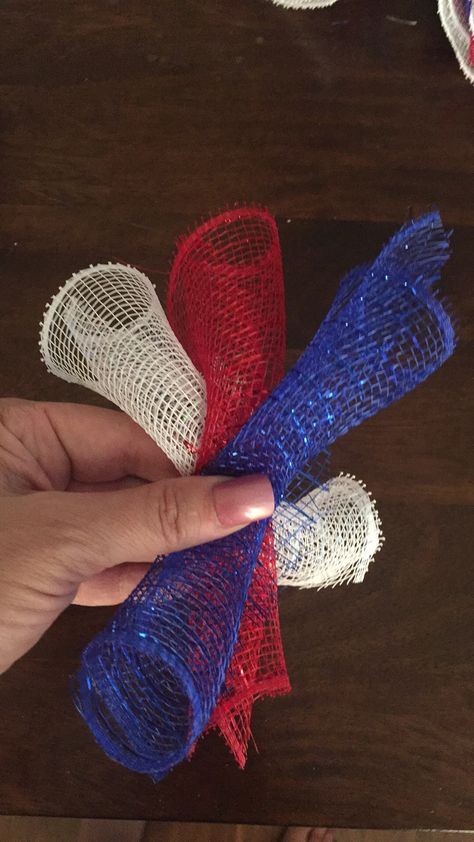 Easy Mesh Wreath, Patriotic Wreath Diy, Diy Patriotic Wreath, Patriotic Mesh Wreath, Decorative Mesh Wreaths, Deco Mesh Crafts, Summer Deco Mesh Wreaths, Mesh Ribbon Wreaths, Deco Mesh Wreaths Tutorials