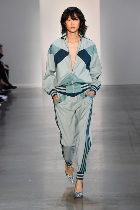 The-Chicest-Athleisure-Looks-From-NYFW-2018-We-Want-RN-Zimmermann Athleisure 2024 Trends, Sporty Womens Fashion, Model Athleisure, Designer Athleisure, Sporty Accessories, Athletic Chic, Athleisure Looks, Expensive Fashion, Sporty Looks