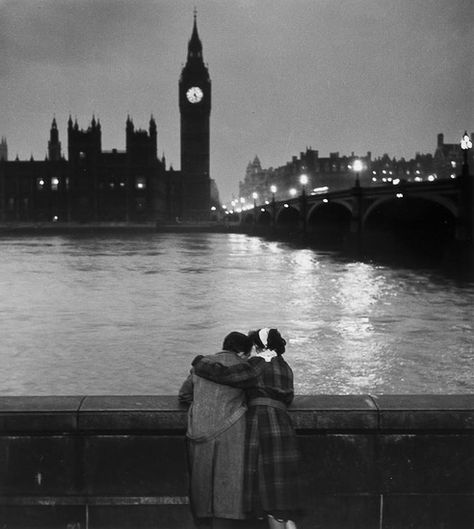 Lovers of London, 1952 photo: Thurston Hopkins Westminster Bridge, London Aesthetic, Romantic Photos, London Town, London Bridge, Old London, London Love, Vintage London, London Life