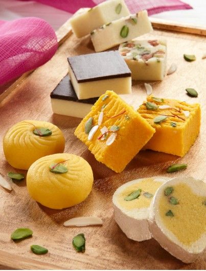 Diwali Desserts, Pakistani Sweets, Sweets Photography, Tasty Sweets, Mithai Boxes, Gujarati Cuisine, Indian Food Photography, Asian Wallpaper, Diwali Pooja