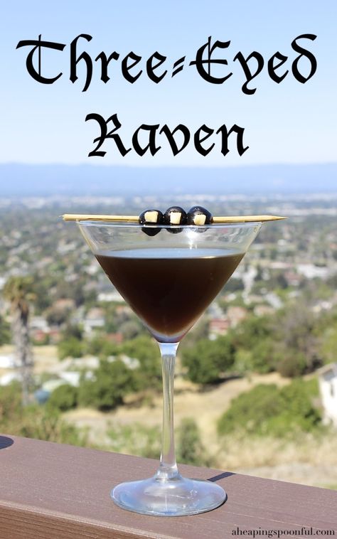 GameofThrones Cocktail. The Three Eyed Raven. Raven Cocktail, Game Of Thrones Drink, Three Eyed Raven, Game Of Thrones Cocktails, Game Of Thrones Food, Cozy Cocktails, Game Of Thrones Party, Diy Cocktails, Cocktail And Mocktail