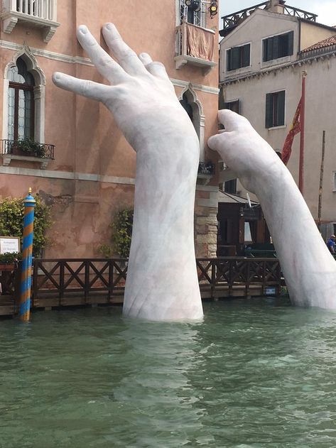 Giant Hands Emerge From a Venice Canal to Raise Climate Change Awareness - VICE Lorenzo Quinn, Italian Sculptors, Venice Canals, Hand Sculpture, Venice Biennale, Italian Artist, Nature Illustration, Land Art, Public Art