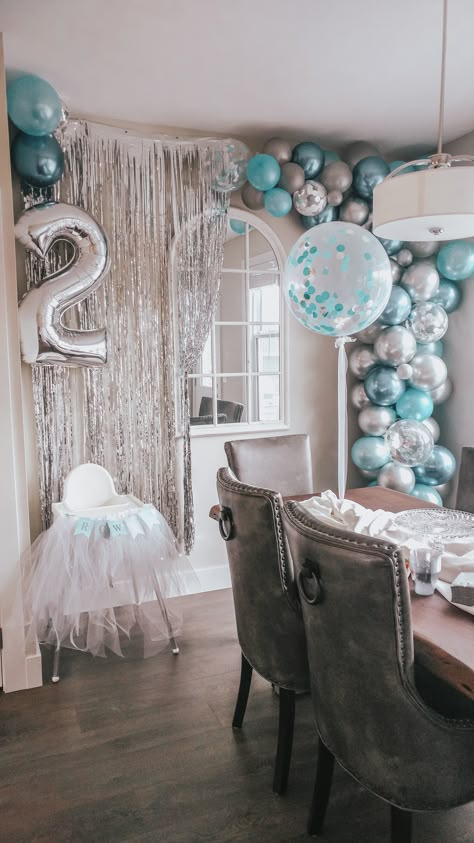 Balloon Garland Tips, Diy Frozen Birthday Party, Frozen Diy Party, Elsa And Anna Birthday Party, Elsa Theme, Frozen First Birthday, Birthday Party Frozen, Frozen 3rd Birthday, Party Balloon Garland